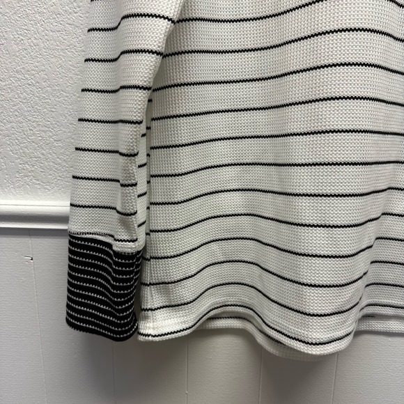 Women’s Sz Lg Long Sleeve Scoop Neck 1/4 Button Up Tee, V492 - Picture 4 of 8